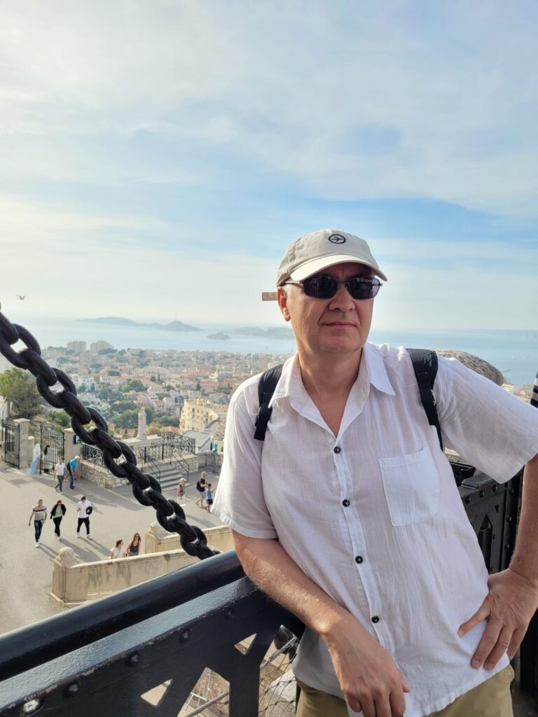 Harald Pree in Marseille vor der Notre Dame de la Garde